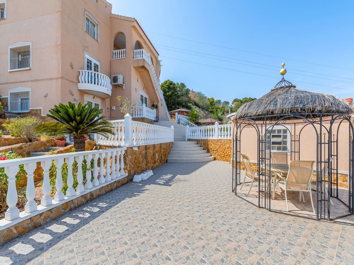 7 makuuhuone Huvila myytävänä paikassa Ciudad Quesada mukana uima-altaan - 690 000 € (Ref: 9610216)