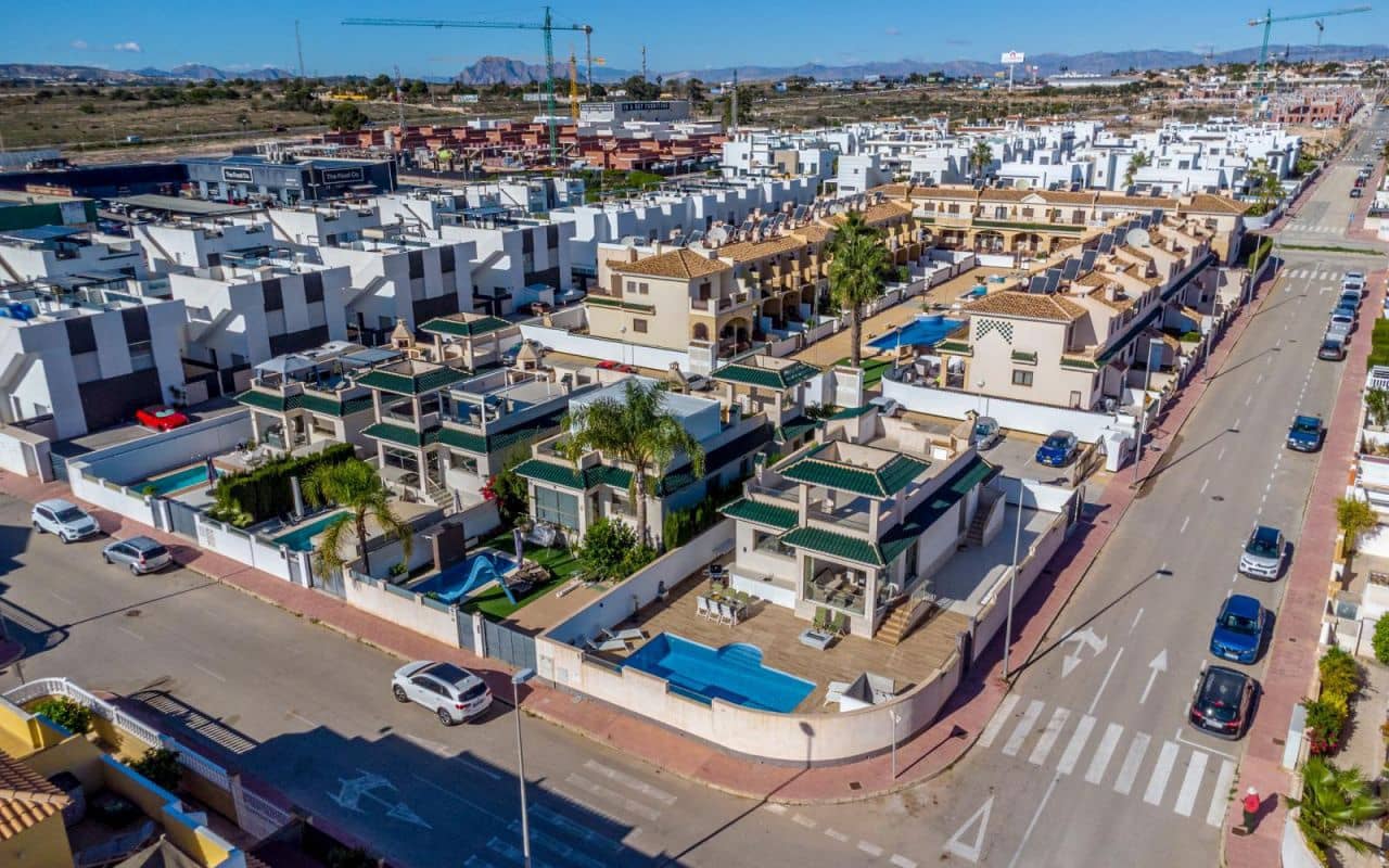 3 bedroom Villa for sale in Dona Pepa with pool - € 489,000 (Ref: 9613072)