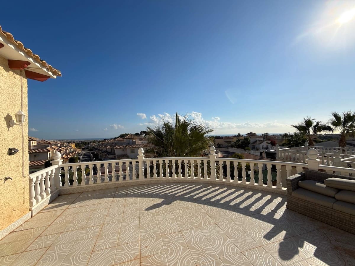 3 quarto Moradia para venda em Villamartin com piscina - 349 950 € (Ref: 9649779)