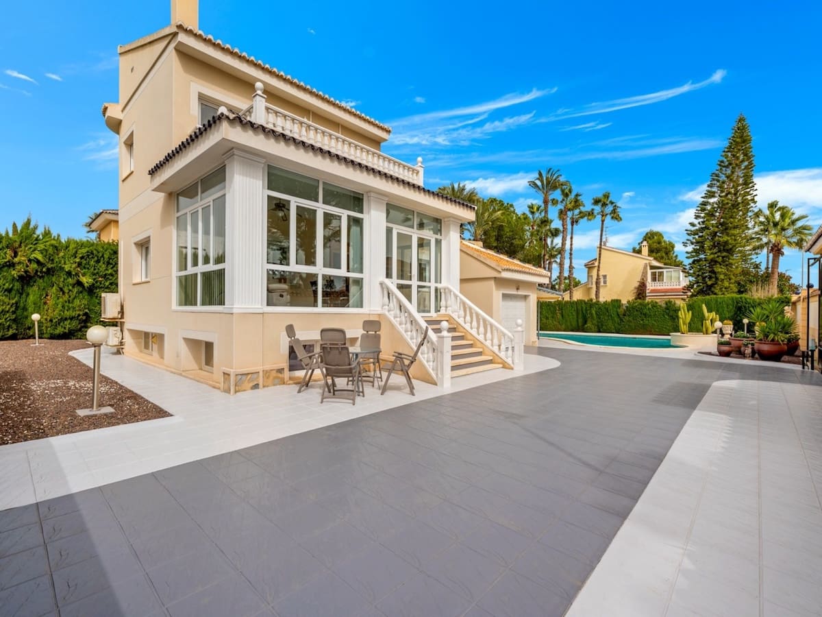 4 slaapkamer Villa te koop in Dona Pepa met zwembad - € 750.000 (Ref: 9656510)