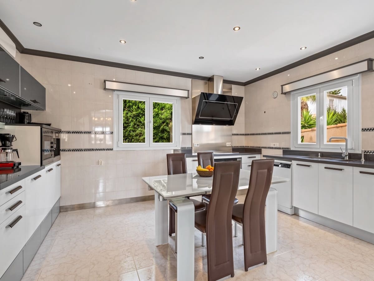 4 slaapkamer Villa te koop in Dona Pepa met zwembad - € 750.000 (Ref: 9656510)