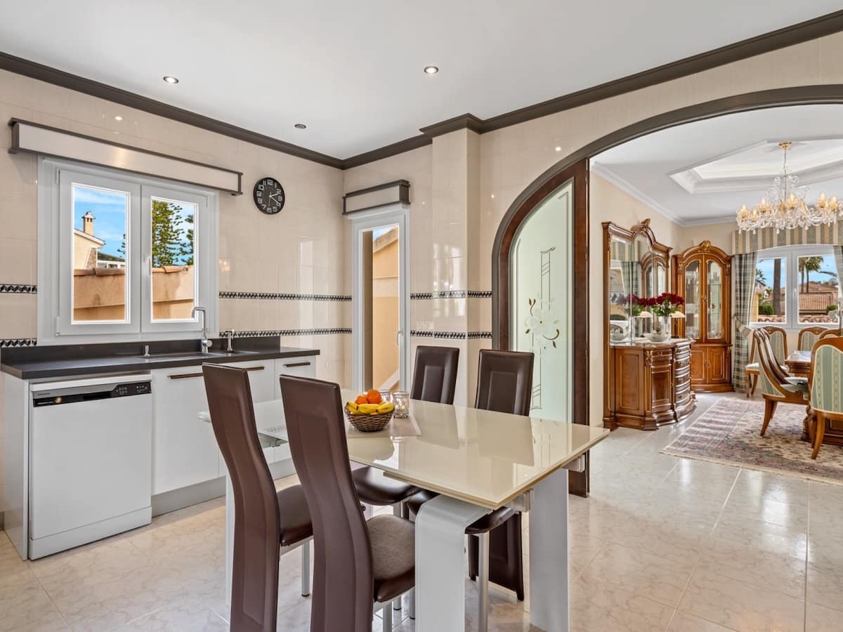 4 slaapkamer Villa te koop in Dona Pepa met zwembad - € 750.000 (Ref: 9656510)