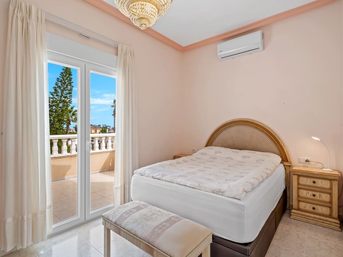 4 slaapkamer Villa te koop in Dona Pepa met zwembad - € 750.000 (Ref: 9656510)