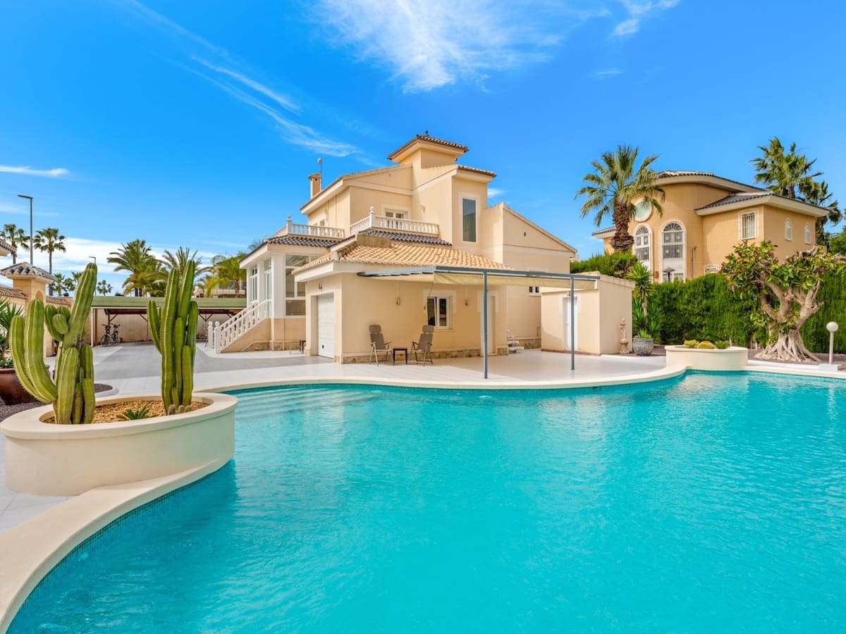 4 slaapkamer Villa te koop in Dona Pepa met zwembad - € 750.000 (Ref: 9656510)