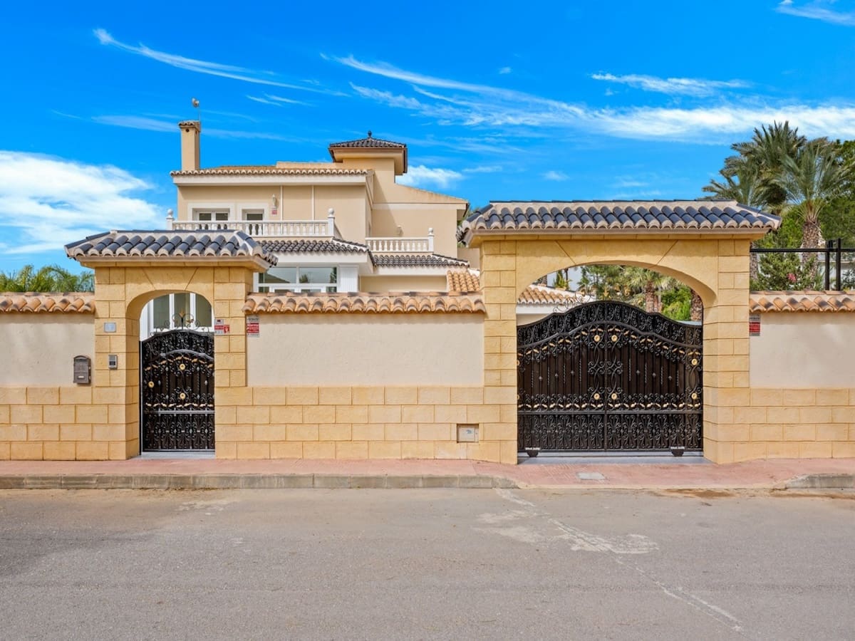 4 slaapkamer Villa te koop in Dona Pepa met zwembad - € 750.000 (Ref: 9656510)