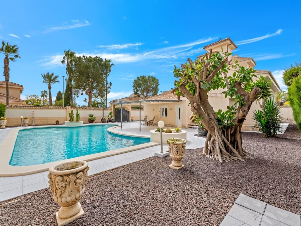 4 slaapkamer Villa te koop in Dona Pepa met zwembad - € 750.000 (Ref: 9656510)