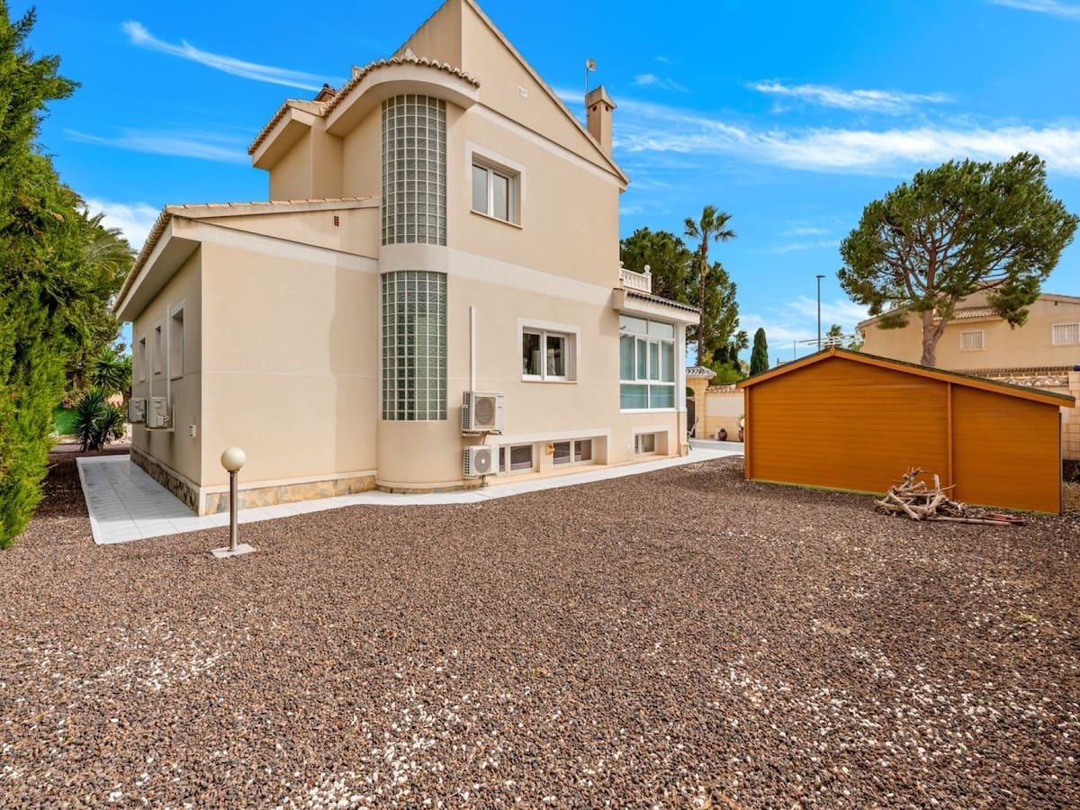 4 slaapkamer Villa te koop in Dona Pepa met zwembad - € 750.000 (Ref: 9656510)