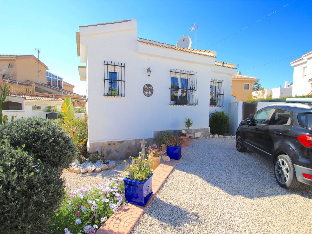 3 slaapkamer Villa te koop in Ciudad Quesada met zwembad - € 399.000 (Ref: 9685251)