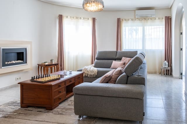 Chalet de 3 habitaciones en Playa Flamenca, Orihuela en venta con piscina - 585.000 € (Ref: 9694276)