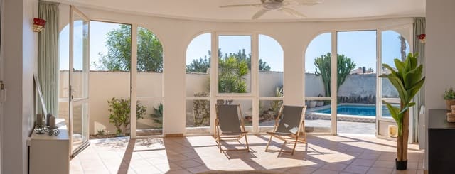 Chalet de 3 habitaciones en Playa Flamenca, Orihuela en venta con piscina - 585.000 € (Ref: 9694276)