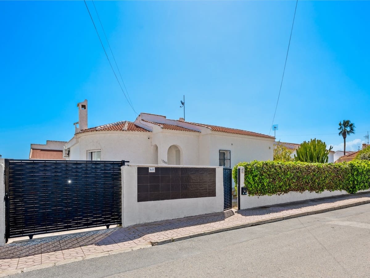 2 soveværelse Villa til salg i Ciudad Quesada med swimmingpool - € 365.000 (Ref: 9715188)