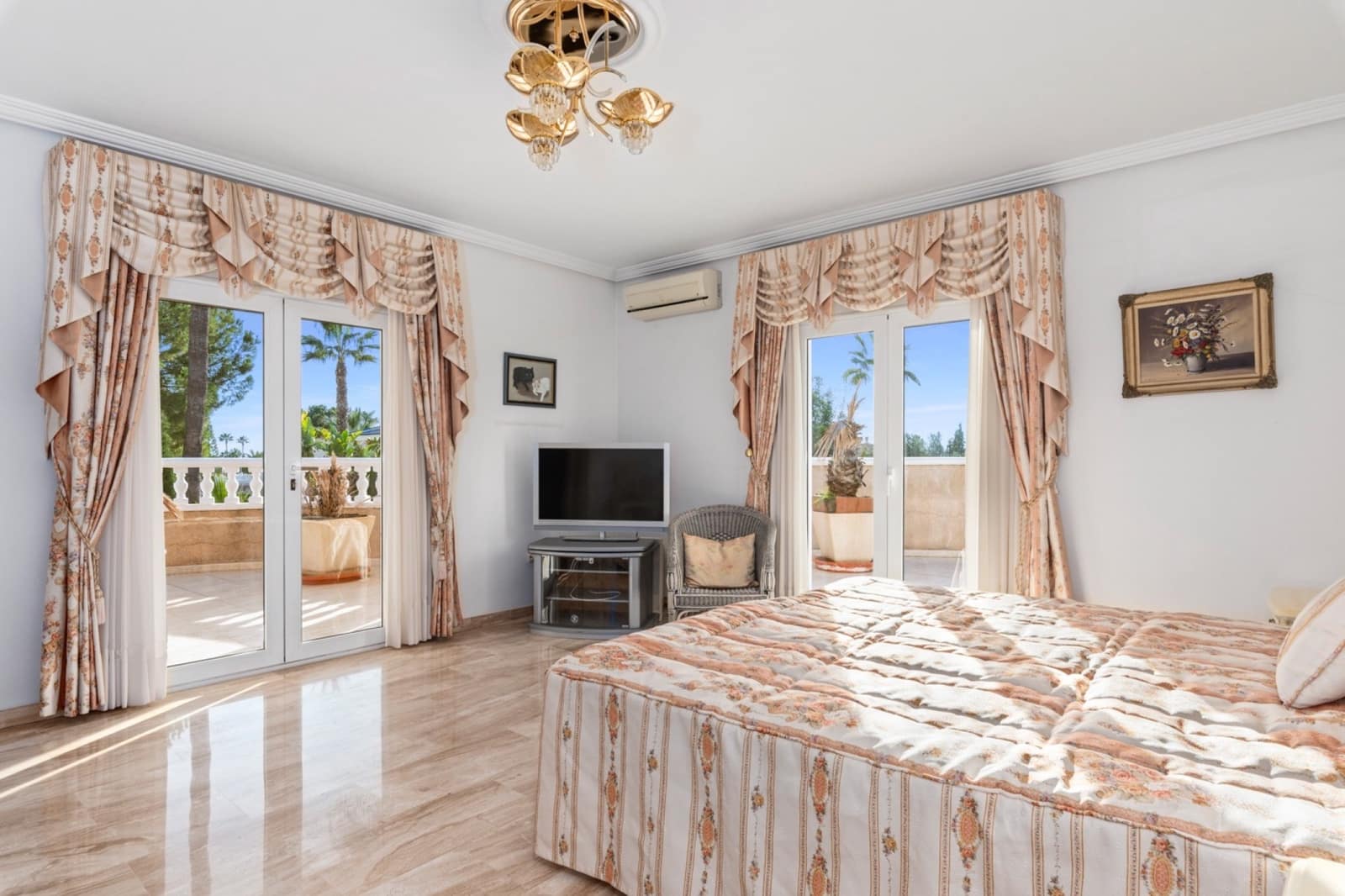 5 bedroom Villa for sale in Dona Pepa with pool - € 800,000 (Ref: 9737218)