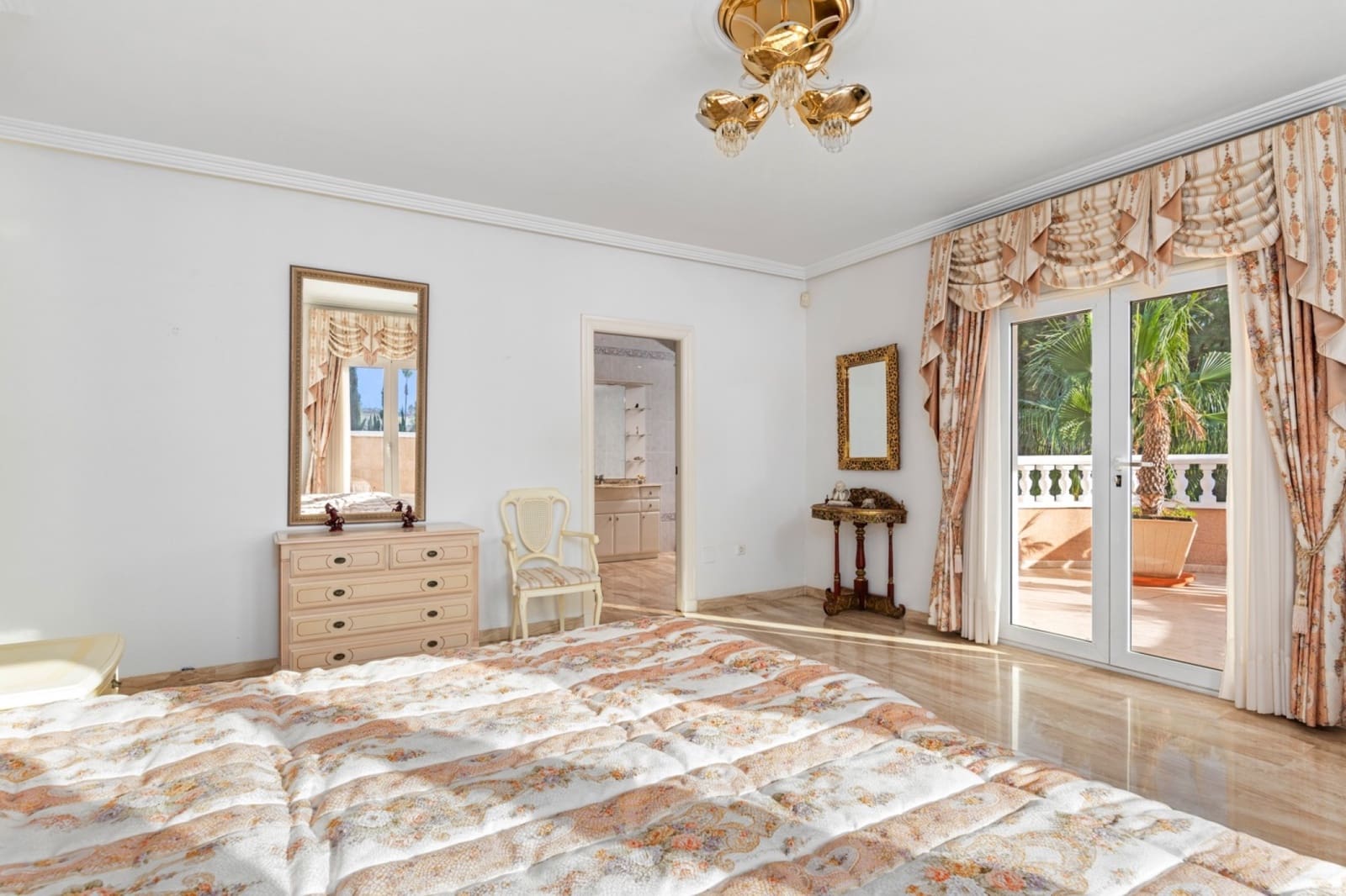 5 bedroom Villa for sale in Dona Pepa with pool - € 800,000 (Ref: 9737218)