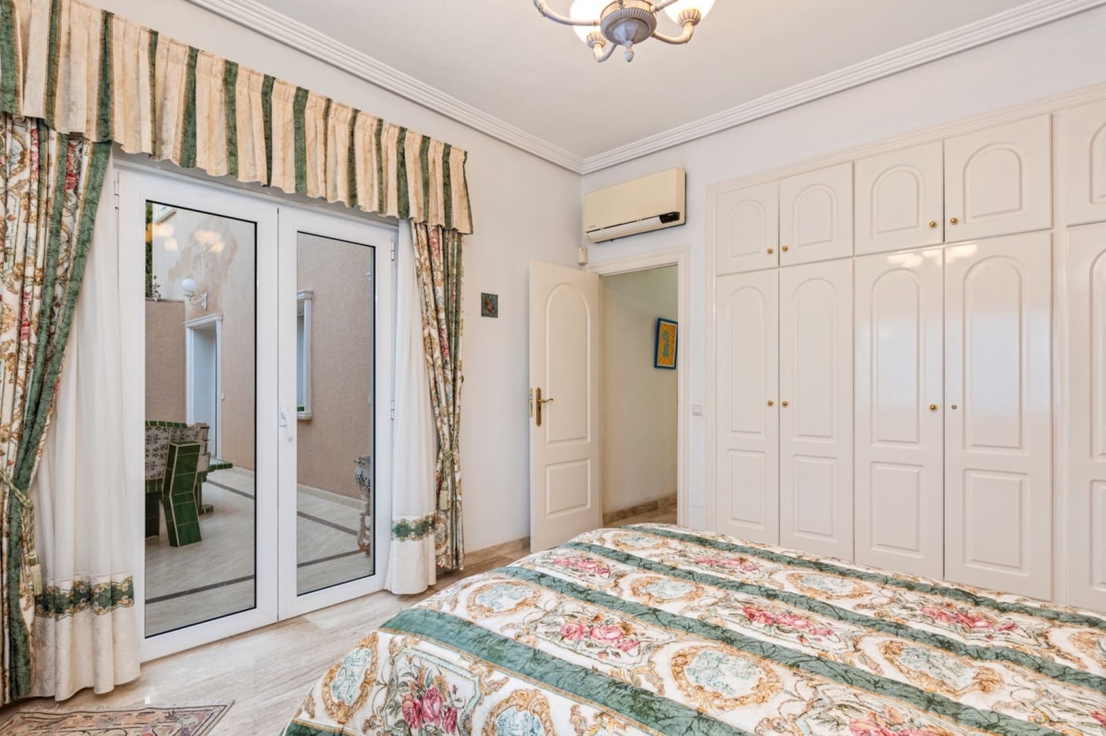 5 bedroom Villa for sale in Dona Pepa with pool - € 800,000 (Ref: 9737218)