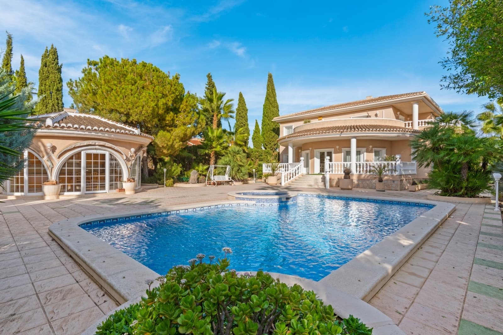 5 bedroom Villa for sale in Dona Pepa with pool - € 800,000 (Ref: 9737218)