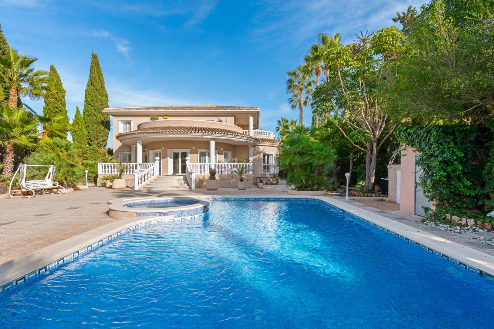 5 bedroom Villa for sale in Dona Pepa with pool - € 800,000 (Ref: 9737218)