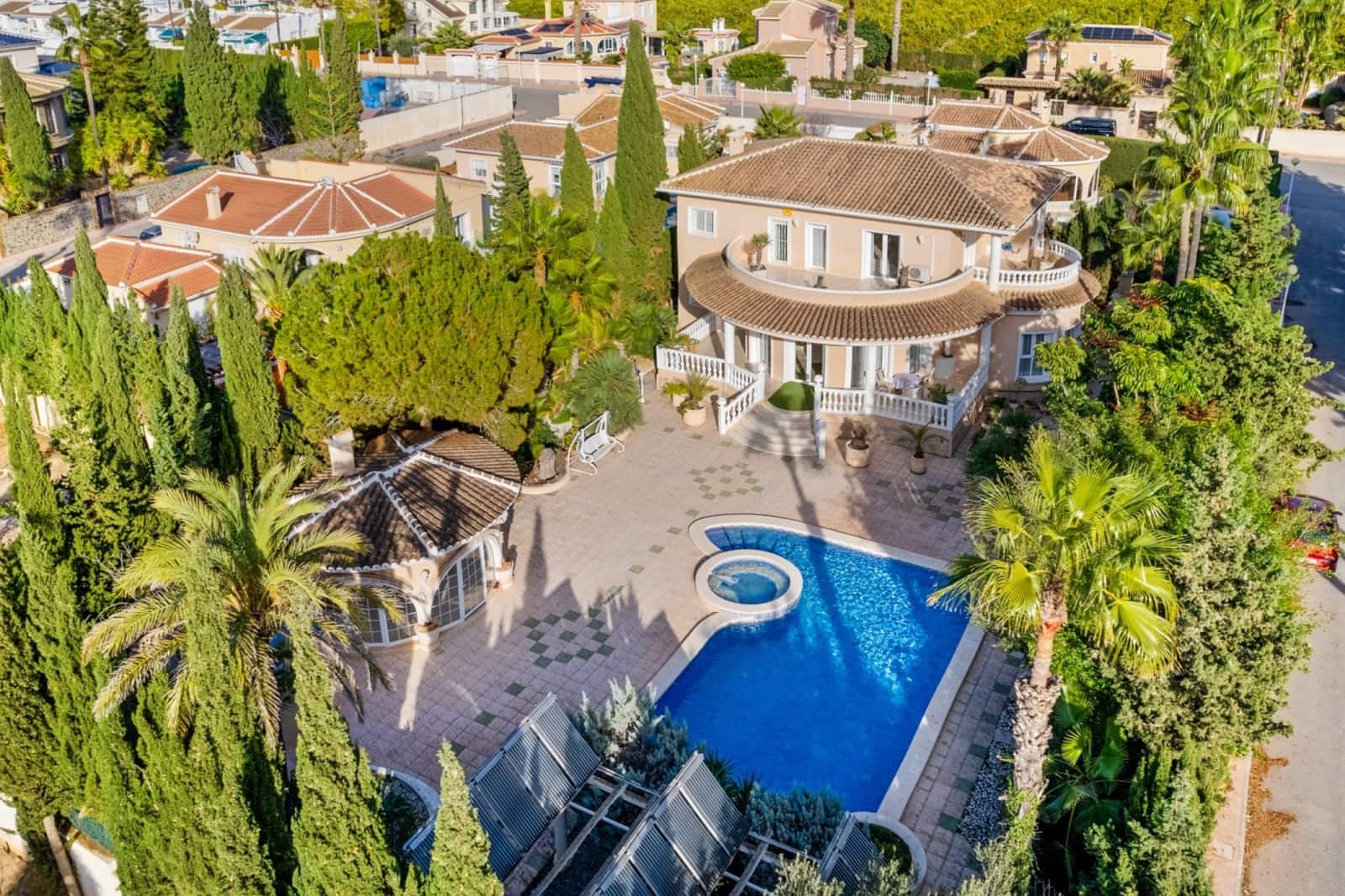 5 bedroom Villa for sale in Dona Pepa with pool - € 800,000 (Ref: 9737218)