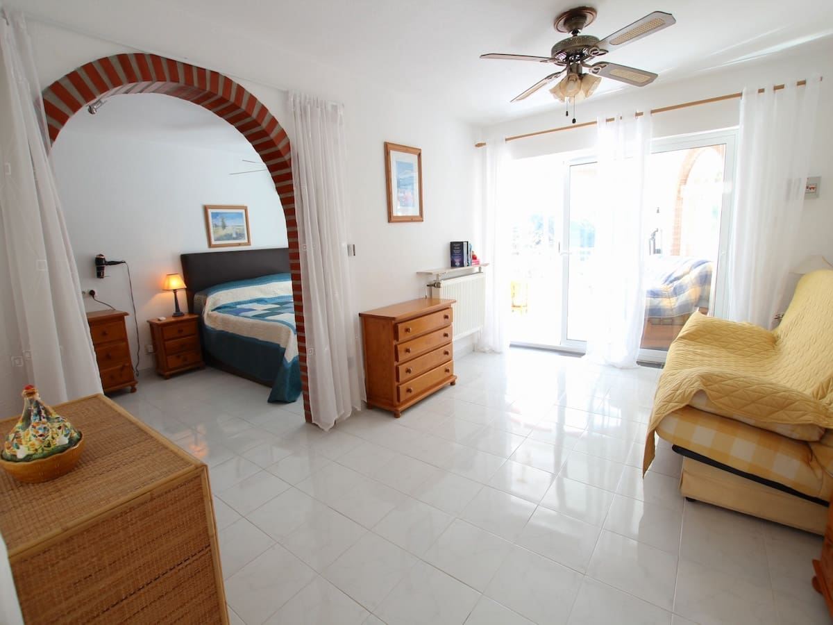 Chalet de 3 habitaciones en La Zenia en venta con piscina - 395.000 € (Ref: 9793498)