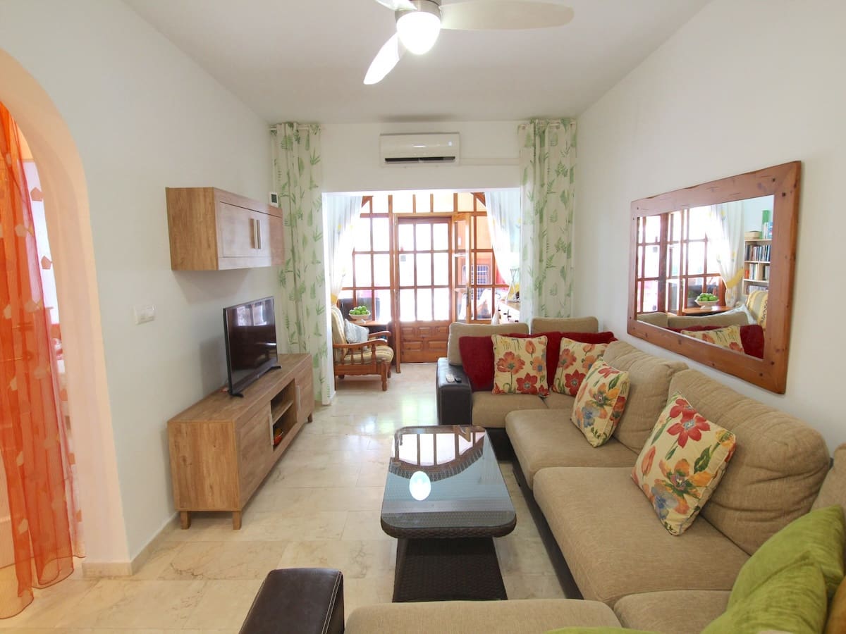 Chalet de 3 habitaciones en La Zenia en venta con piscina - 395.000 € (Ref: 9793498)