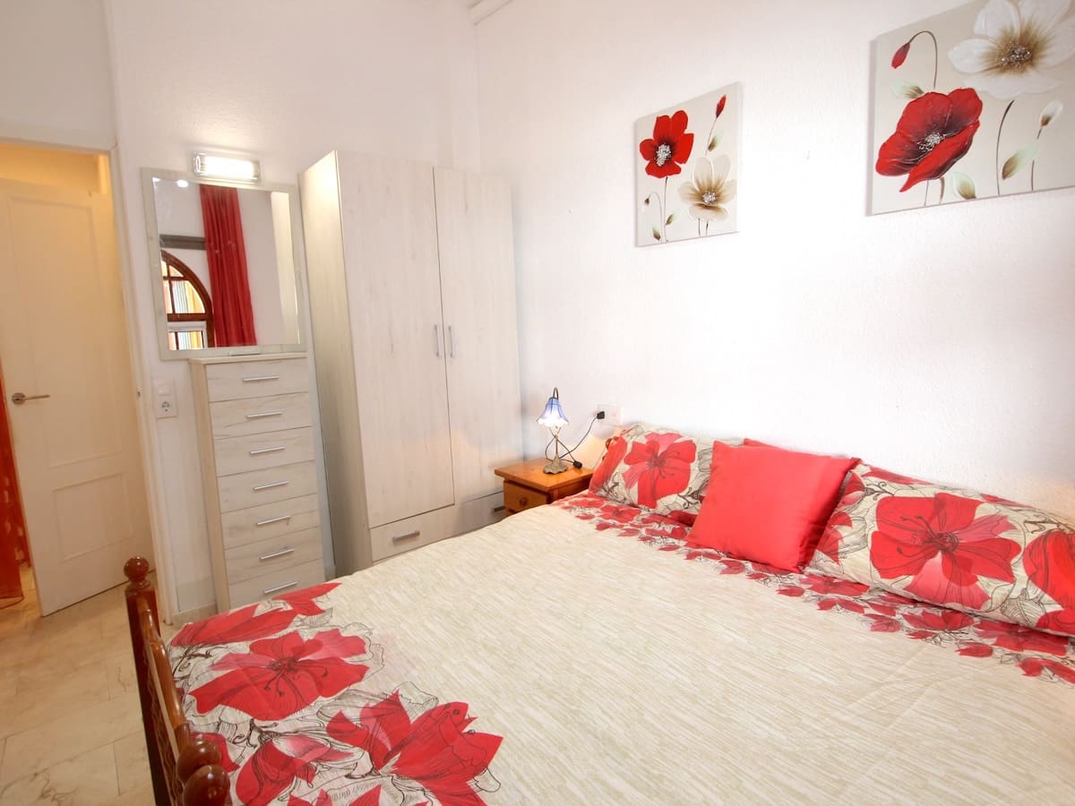 Chalet de 3 habitaciones en La Zenia en venta con piscina - 395.000 € (Ref: 9793498)