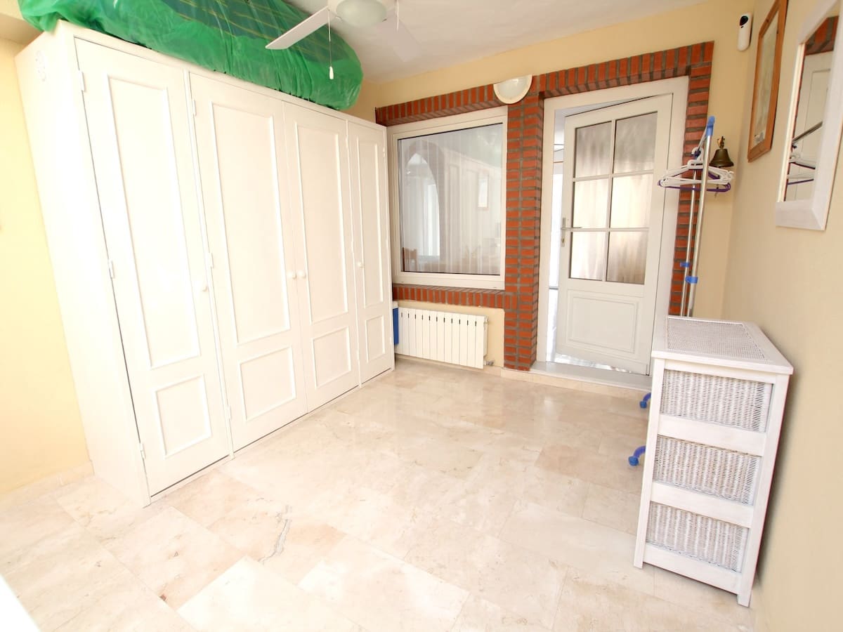 Chalet de 3 habitaciones en La Zenia en venta con piscina - 395.000 € (Ref: 9793498)