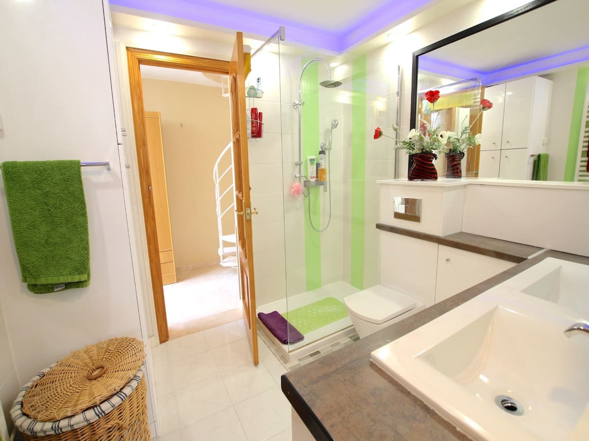 Chalet de 3 habitaciones en La Zenia en venta con piscina - 395.000 € (Ref: 9793498)