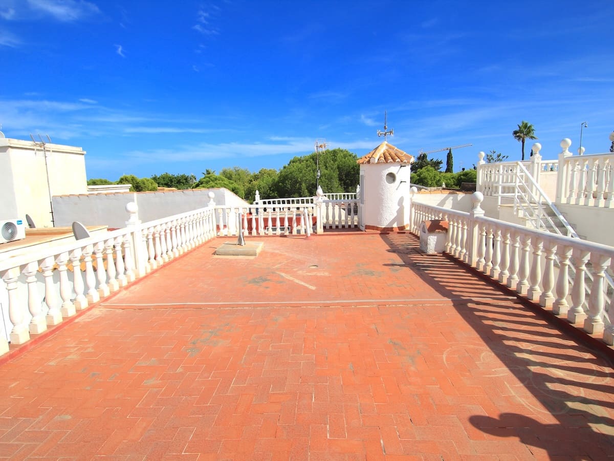 Chalet de 3 habitaciones en La Zenia en venta con piscina - 395.000 € (Ref: 9793498)