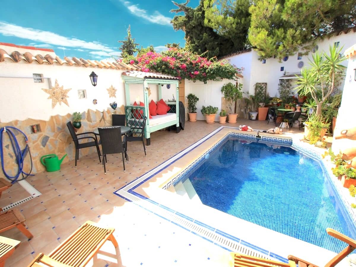 Chalet de 3 habitaciones en La Zenia en venta con piscina - 395.000 € (Ref: 9793498)