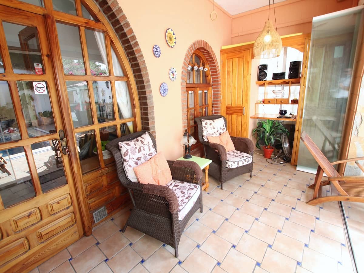 Chalet de 3 habitaciones en La Zenia en venta con piscina - 395.000 € (Ref: 9793498)