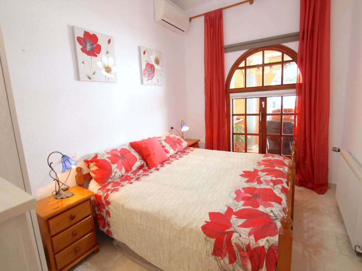 Chalet de 3 habitaciones en La Zenia en venta con piscina - 395.000 € (Ref: 9793498)