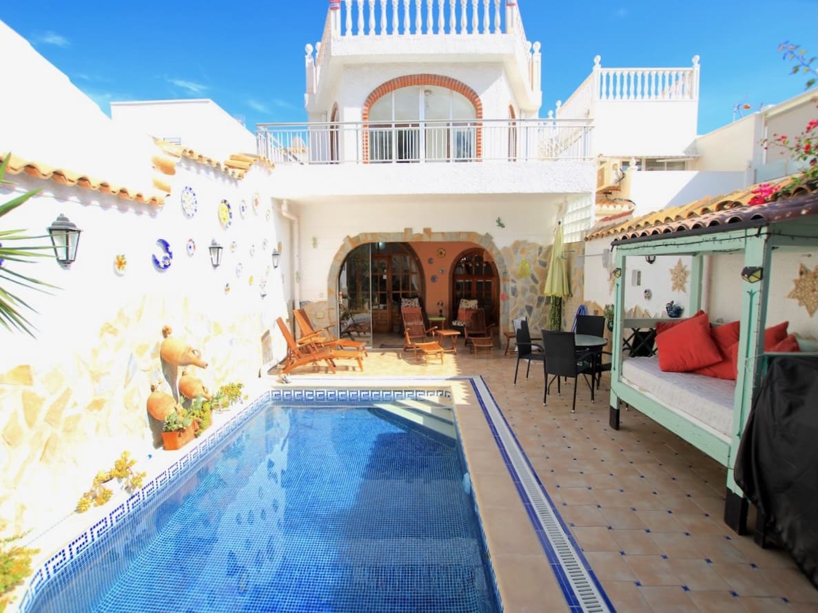 Chalet de 3 habitaciones en La Zenia en venta con piscina - 395.000 € (Ref: 9793498)