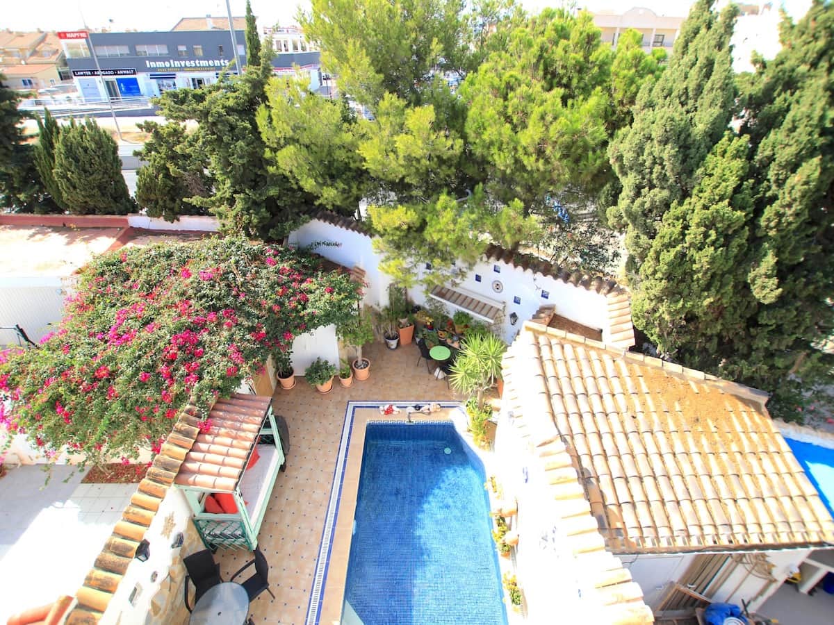 Chalet de 3 habitaciones en La Zenia en venta con piscina - 395.000 € (Ref: 9793498)