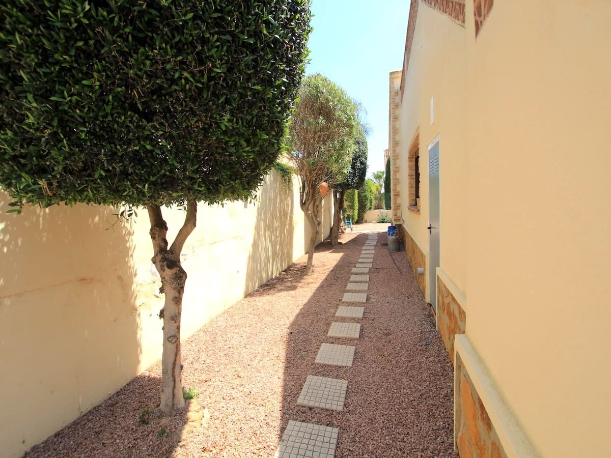 3 bedroom Villa for sale in Formentera del Segura with pool - € 315,000 (Ref: 9834575)