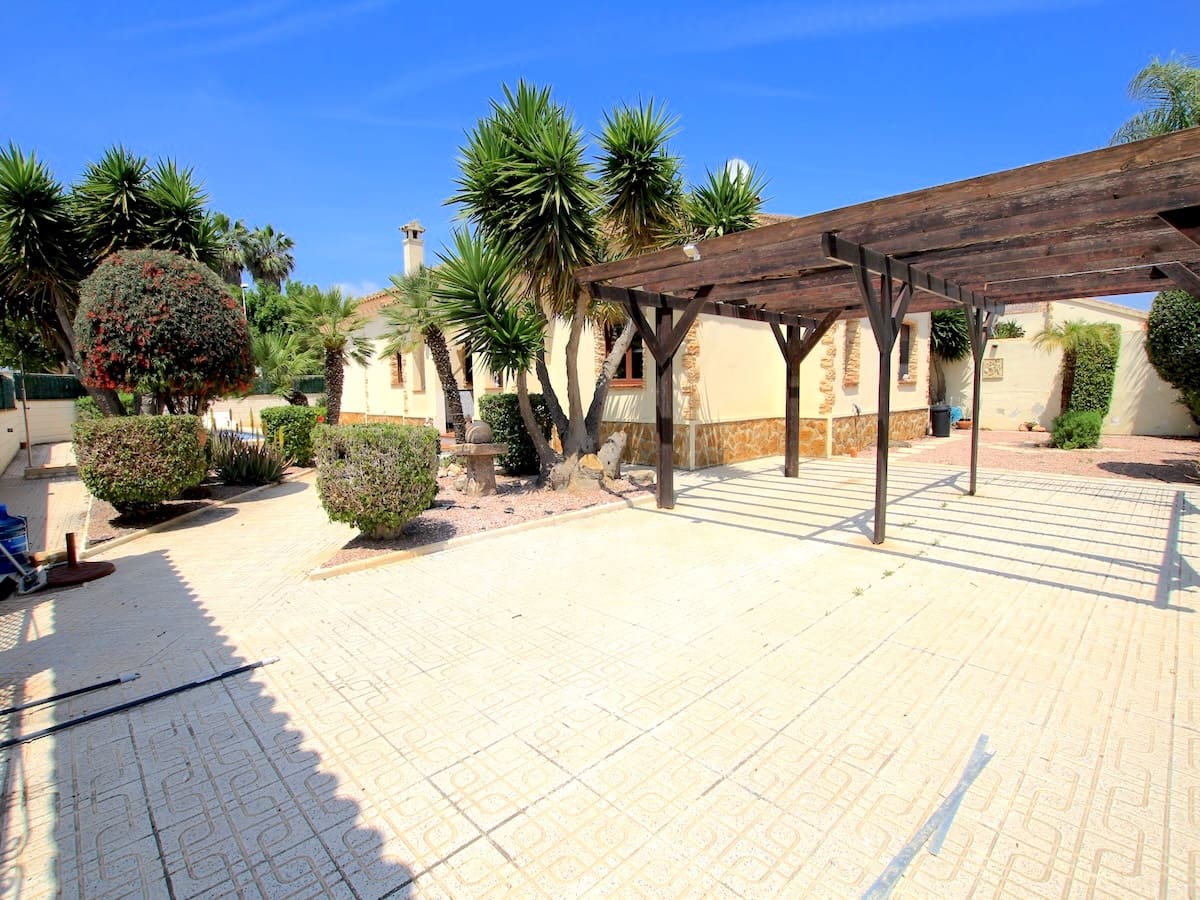 3 bedroom Villa for sale in Formentera del Segura with pool - € 315,000 (Ref: 9834575)