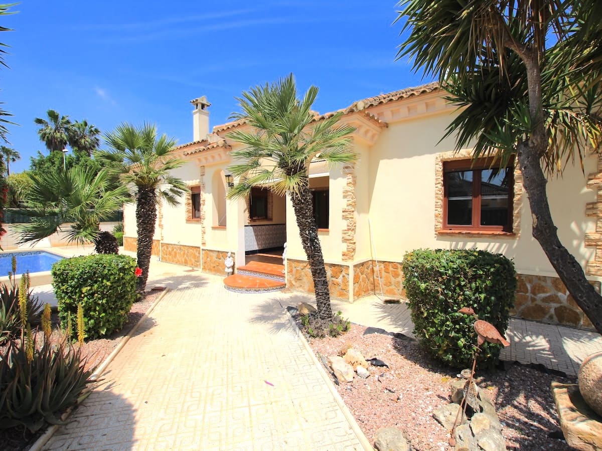 3 bedroom Villa for sale in Formentera del Segura with pool - € 315,000 (Ref: 9834575)