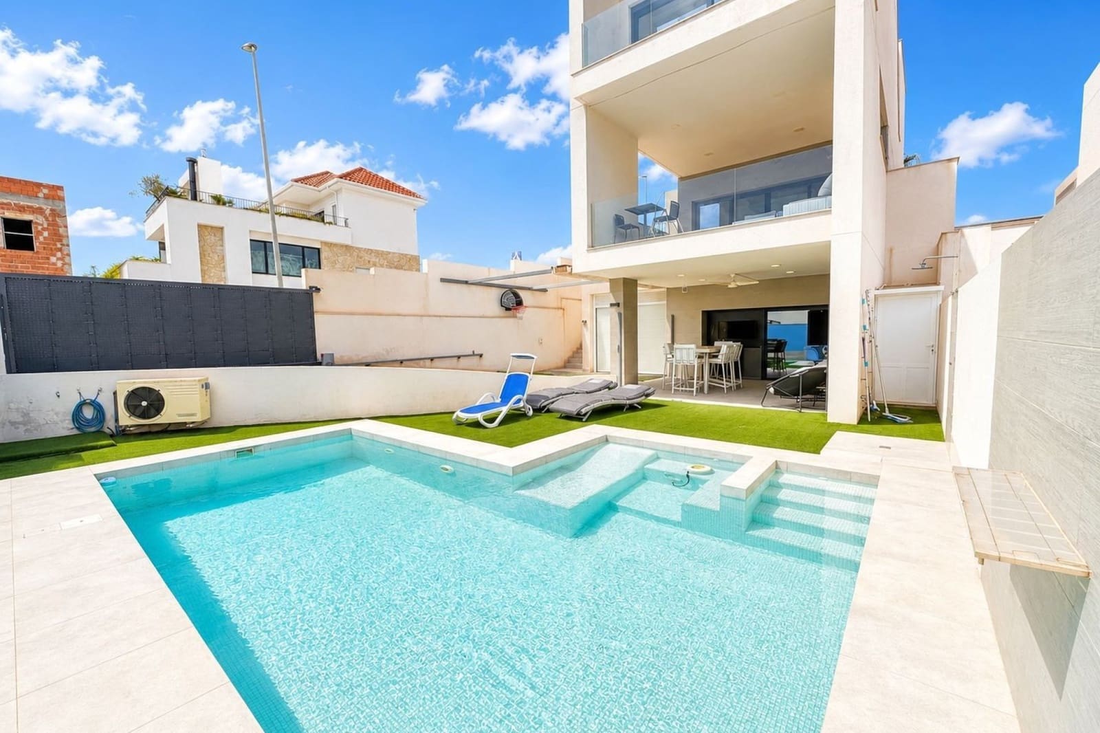 4 soveværelse Villa til salg i Benijofar med swimmingpool - € 795.995 (Ref: 9858700)