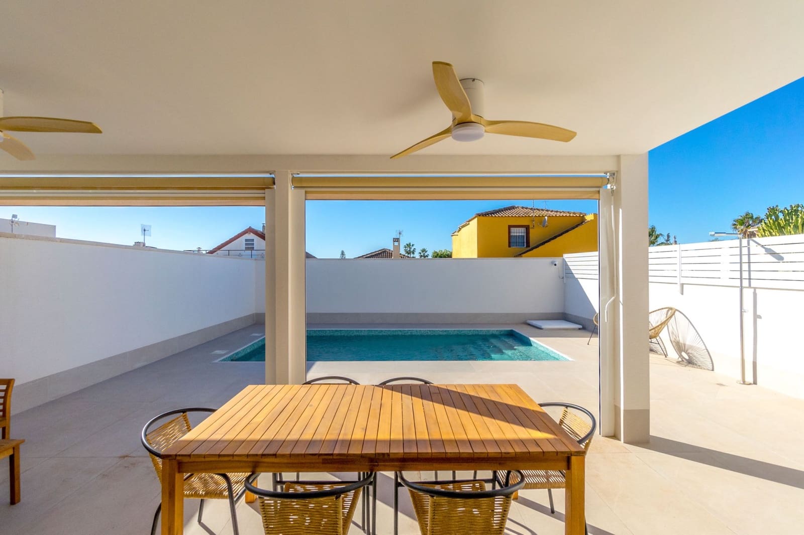 Chalet de 3 habitaciones en El Chaparral en venta con piscina - 459.000 € (Ref: 9914615)