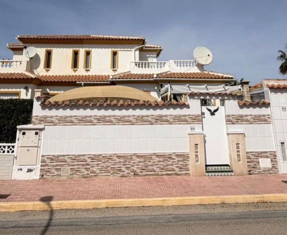 3 chambre Maison de Ville à vendre à Orihuela Costa avec piscine - 224 950 € (Ref: 9946749)