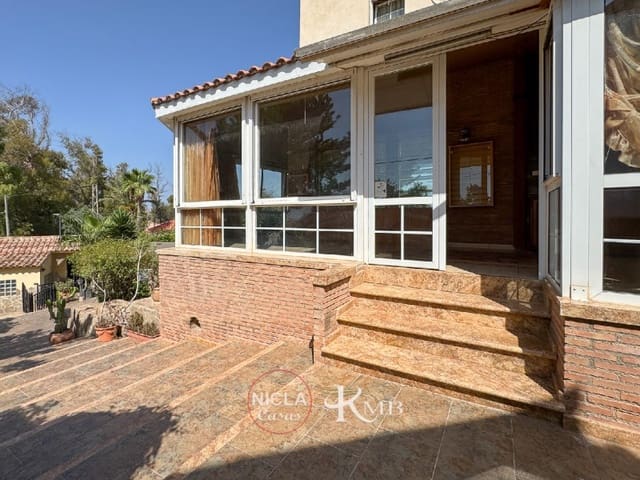 5 bedroom Villa for sale in Cuevas del Almanzora with pool - € 399,950 (Ref: 9321693)