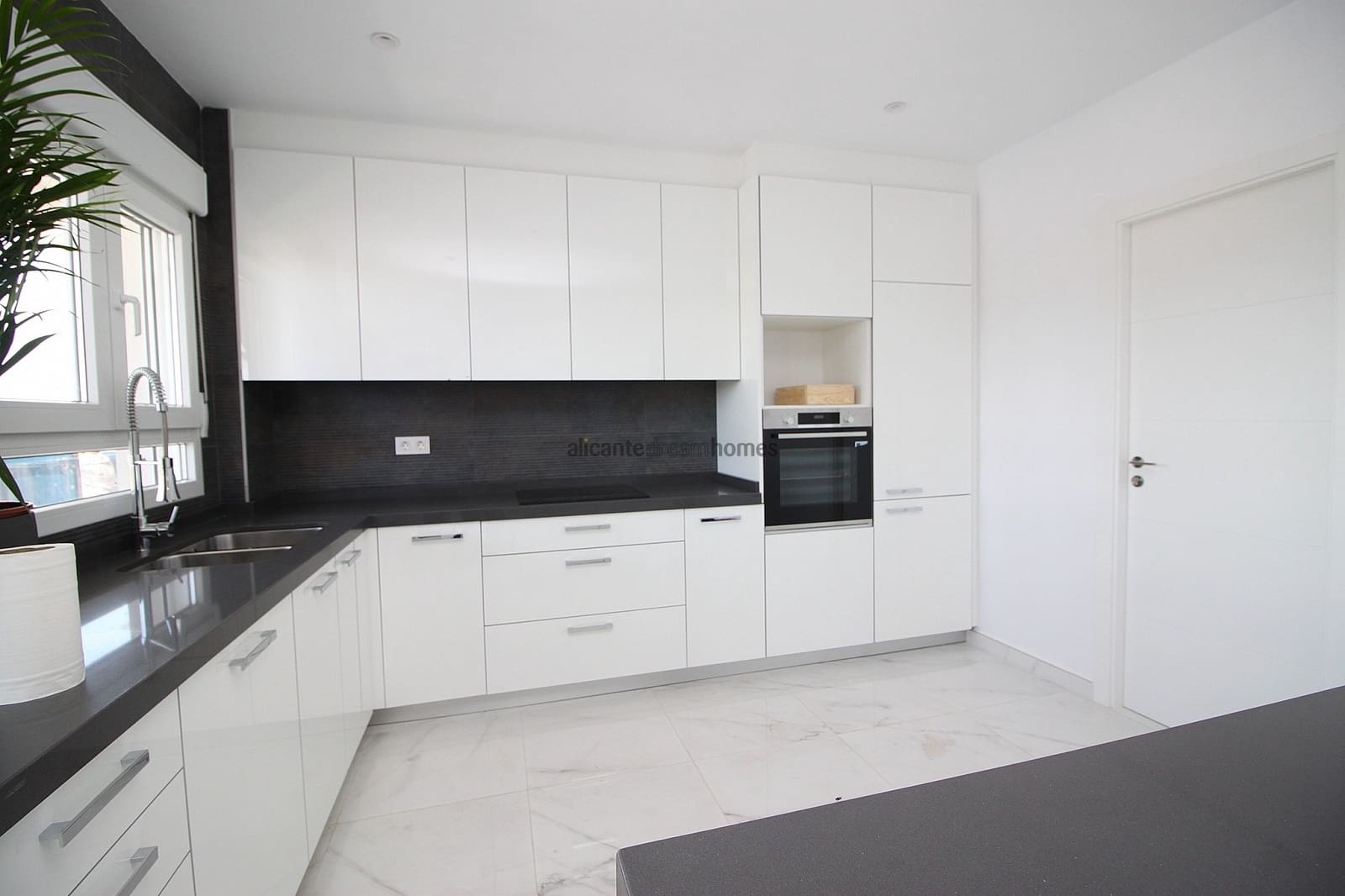 Chalet de 6 habitaciones en Pinoso en venta con piscina garaje - 547.000 € (Ref: 8852431)