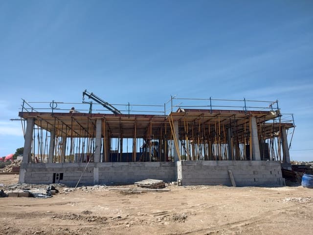 3 makuuhuone Huvila myytävänä paikassa Pinoso mukana uima-altaan 
autotalli - 360 000 € (Ref: 9093201)