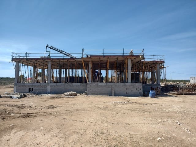 3 makuuhuone Huvila myytävänä paikassa Pinoso mukana uima-altaan 
autotalli - 360 000 € (Ref: 9093201)