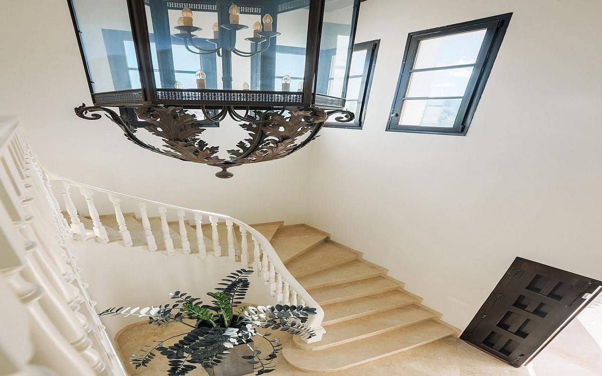 5 slaapkamer Villa te koop in New Golden Mile met zwembad garage - € 1.495.000 (Ref: 9182166)