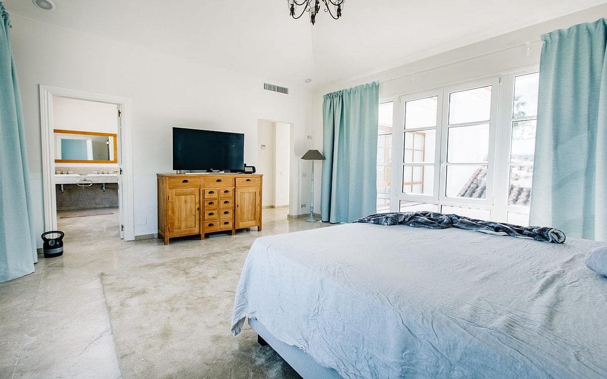 5 slaapkamer Villa te koop in New Golden Mile met zwembad garage - € 1.495.000 (Ref: 9182166)