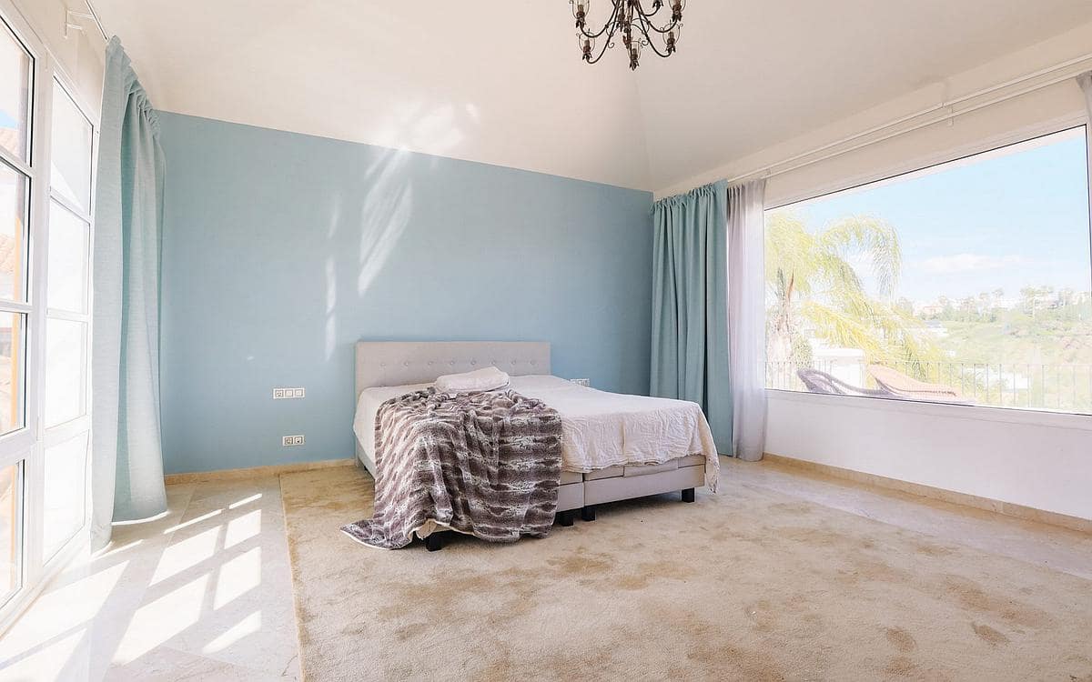 5 slaapkamer Villa te koop in New Golden Mile met zwembad garage - € 1.495.000 (Ref: 9182166)