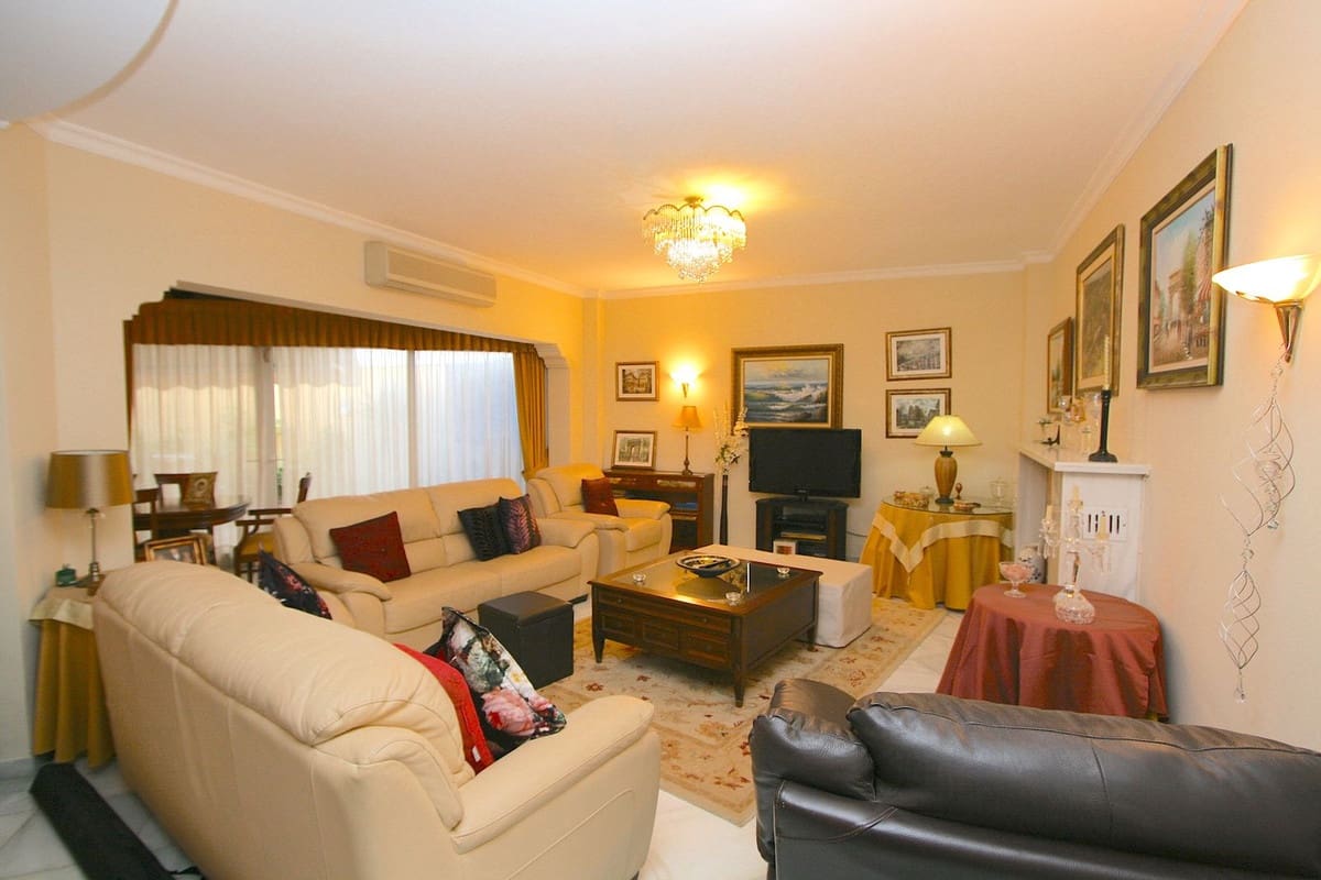 4 soveværelse Byhus til salg i Fuengirola med swimmingpool - € 1.100.000 (Ref: 9182200)