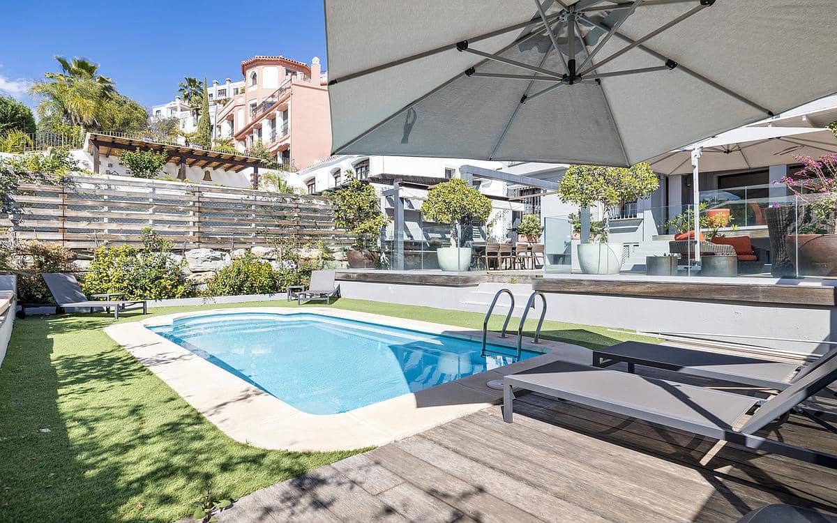 5 soveværelse Byhus til salg i Benahavis med swimmingpool garage - € 1.095.000 (Ref: 9182347)
