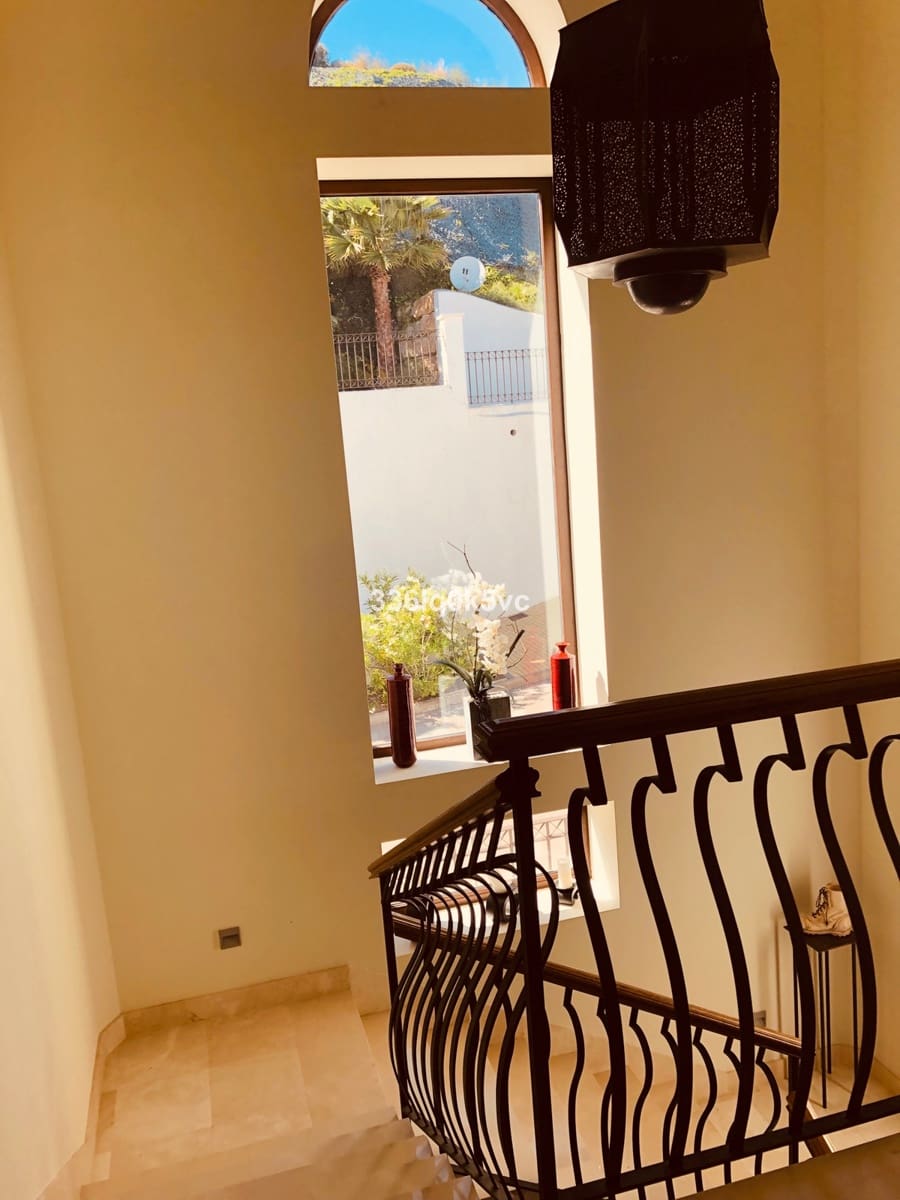 5 slaapkamer Villa te koop in Benahavis met zwembad - € 1.795.000 (Ref: 9182352)