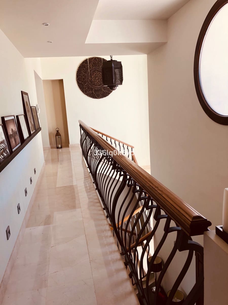 5 slaapkamer Villa te koop in Benahavis met zwembad - € 1.795.000 (Ref: 9182352)