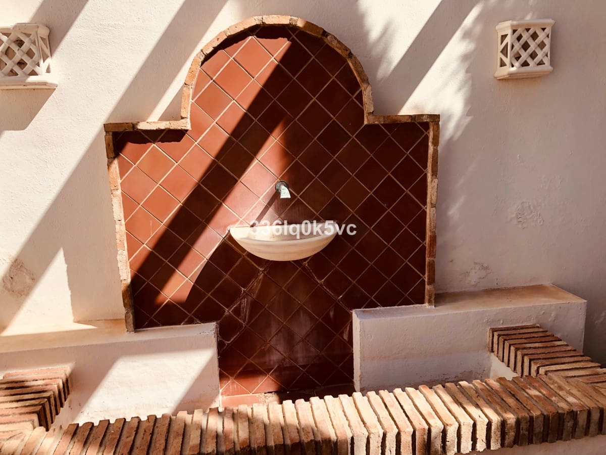 5 slaapkamer Villa te koop in Benahavis met zwembad - € 1.795.000 (Ref: 9182352)